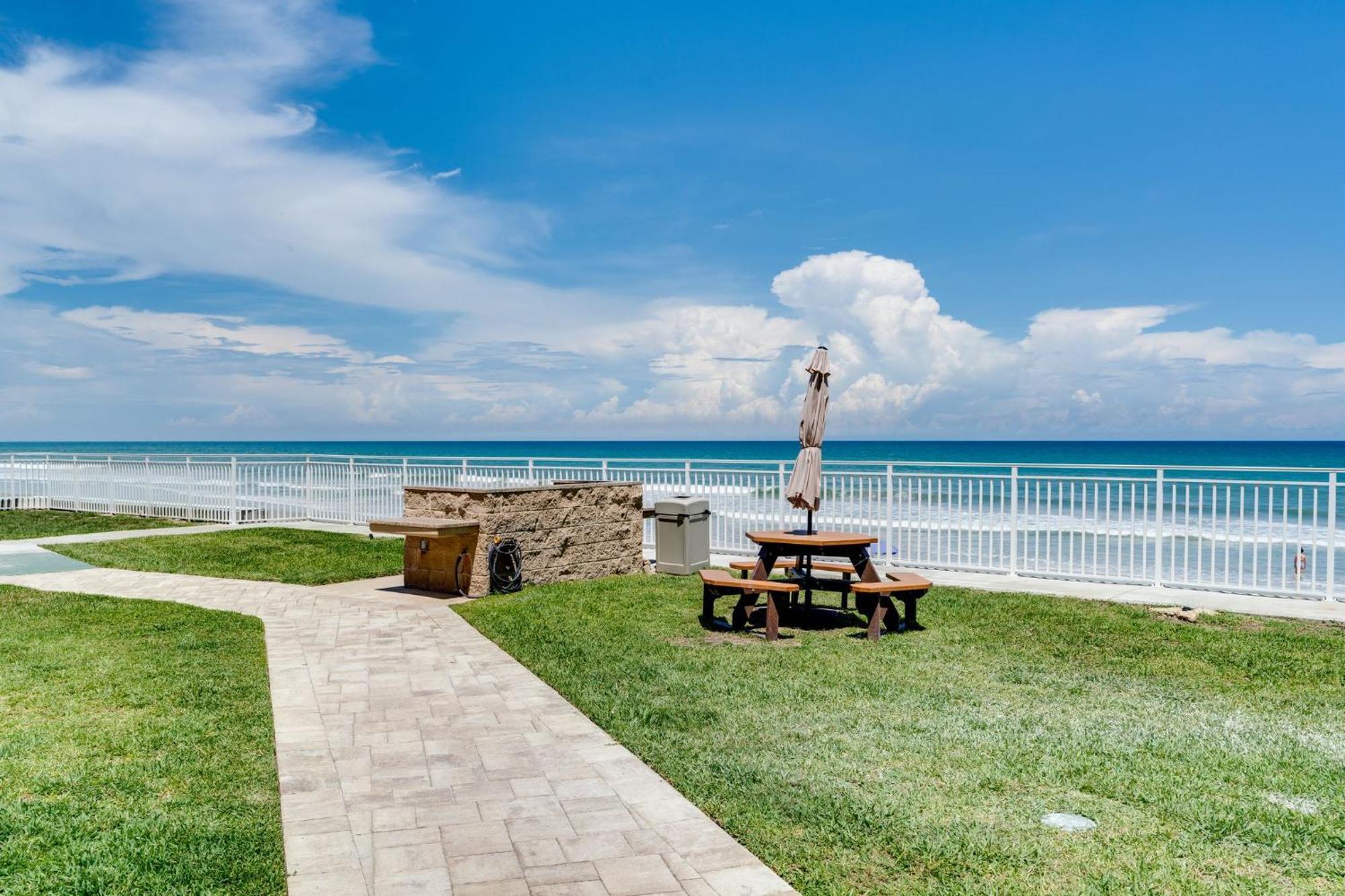 Paradise Beach Club - Oceanfront And Penthouse Satellite Beach Exterior photo